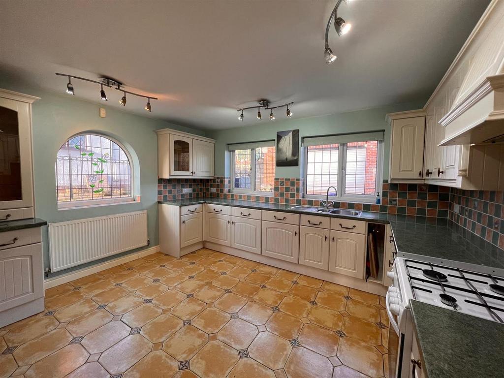 Kitchen 2.jpg