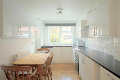4 bedroom flat to rent, Harpsichord Place