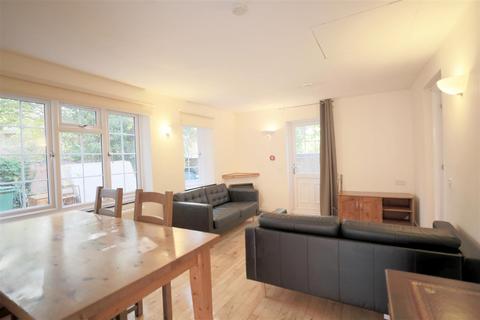 4 bedroom flat to rent, Harpsichord Place