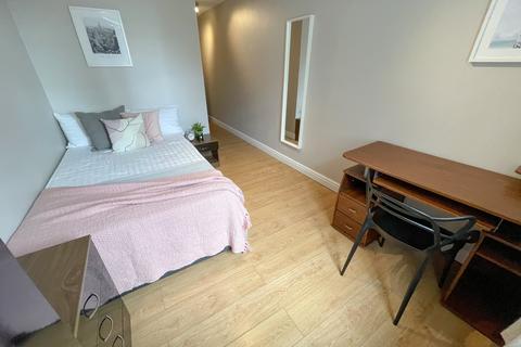3 bedroom flat to rent, Stafford Street, L3 8LX,