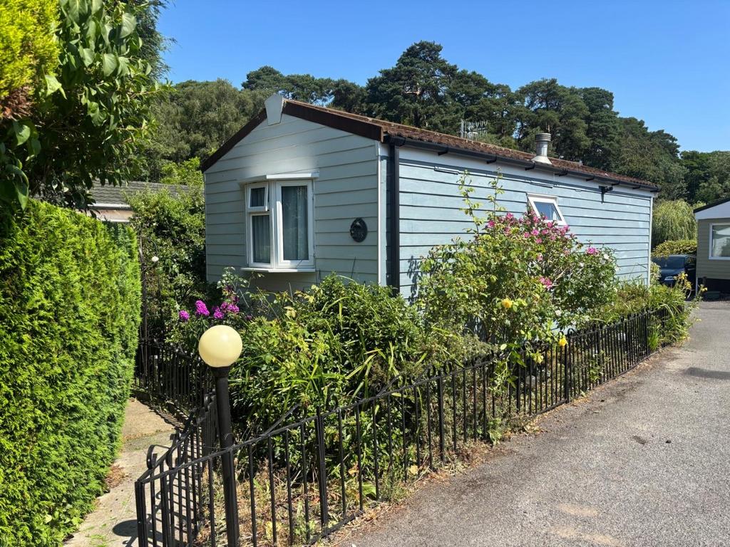 Detached house exterior, driveway
