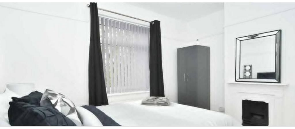 A bright and tidy double bedroom featuring a la...