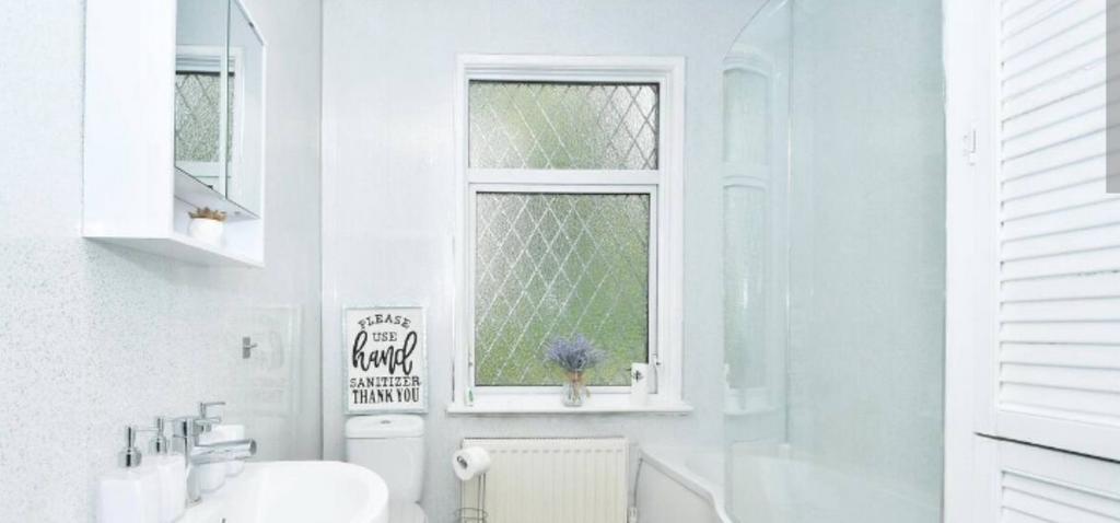 Bright and clean bathroom with modern fixtures ...