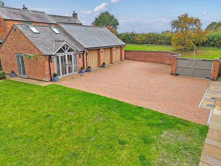 Garaging/Annexe