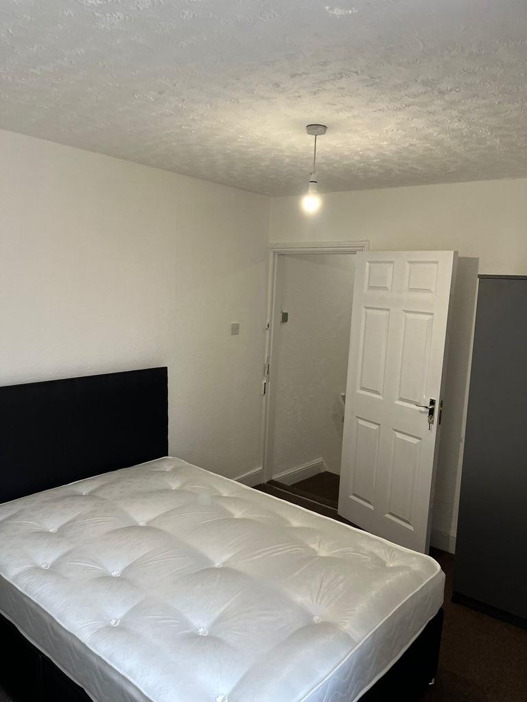 A nicely maintained double bedroom featuring a ...