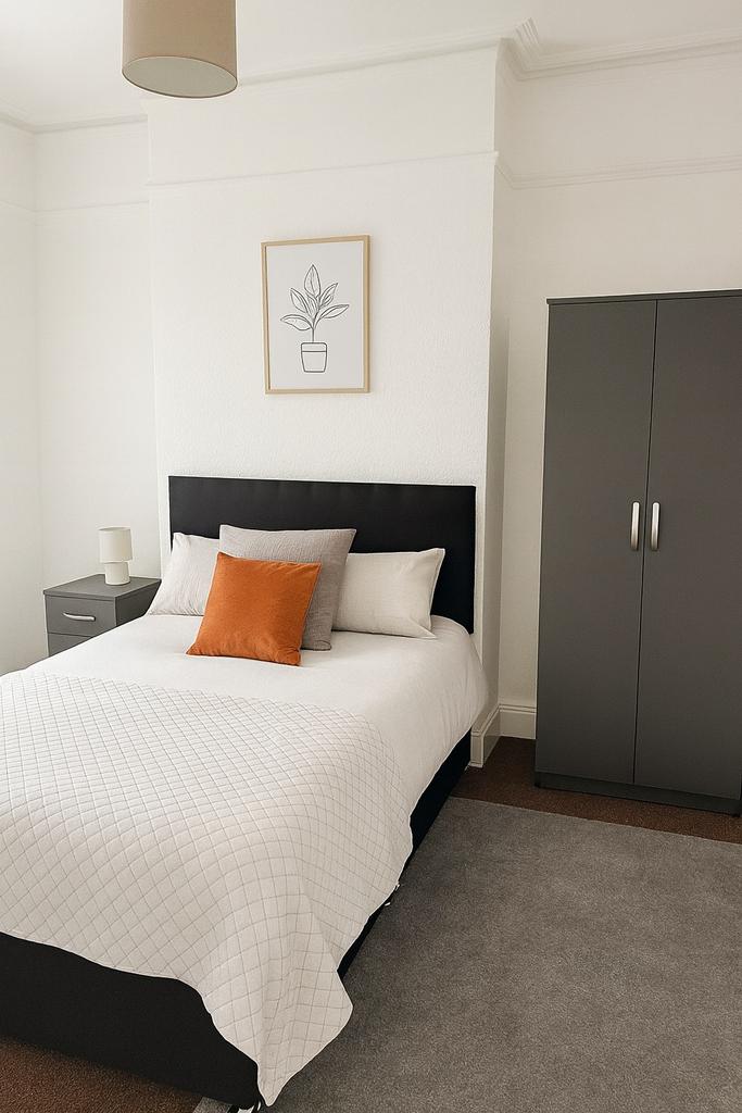 A well-presented double bedroom featuring a nea...