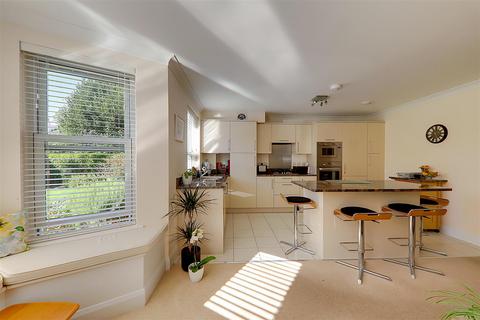 2 bedroom flat for sale, St. Botolphs Road, Worthing BN11