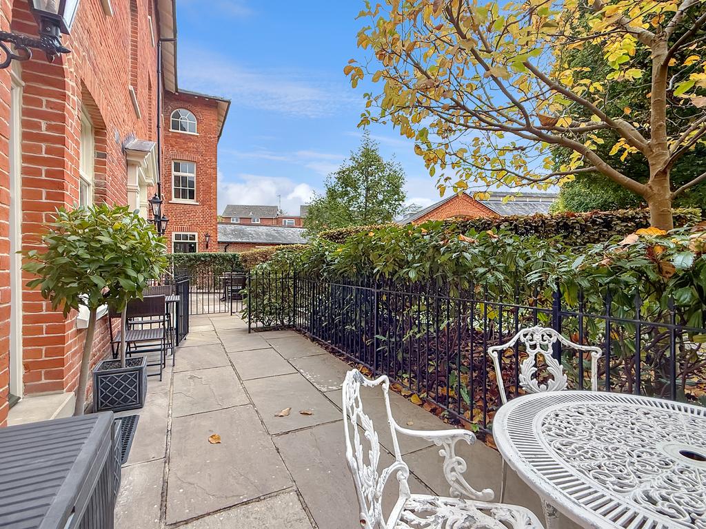 Private Courtyard-Style Garden