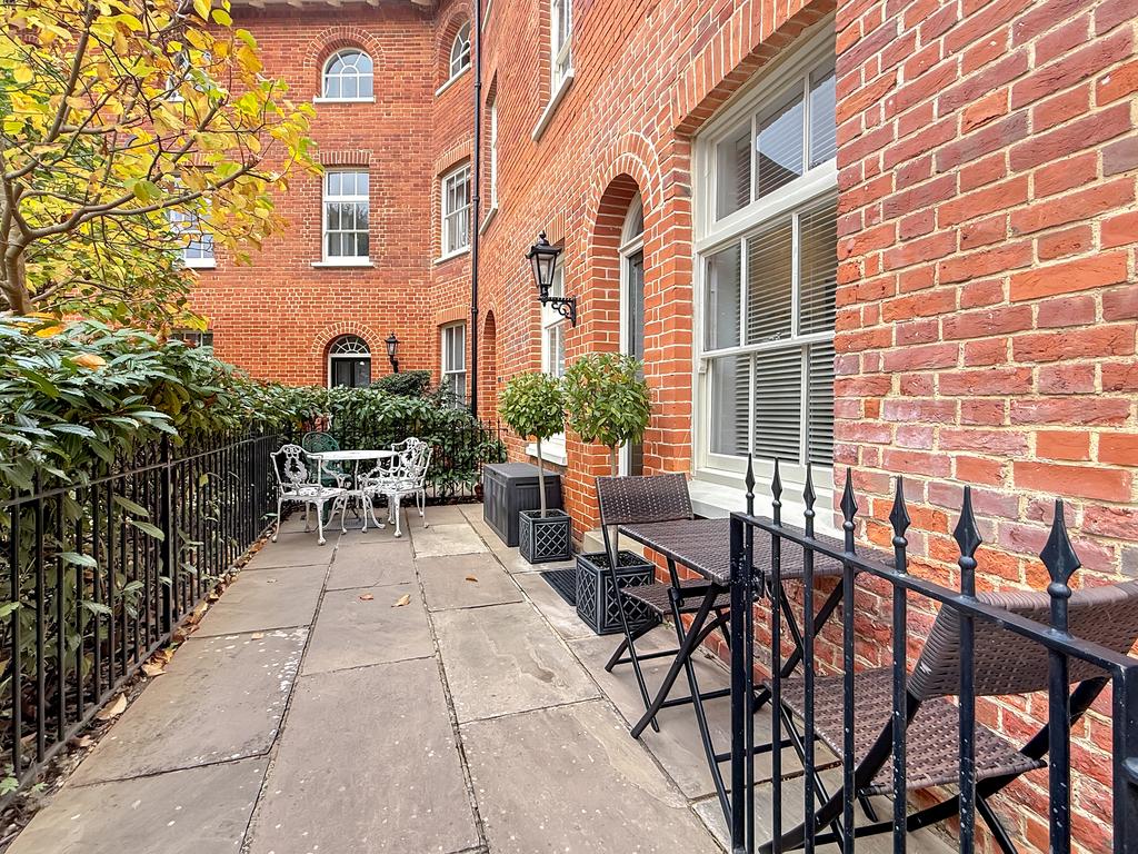 Private Courtyard-Style Garden