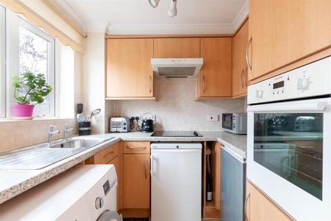 2 bedroom flat for sale, Clifton Park Avenue, Raynes Park SW20