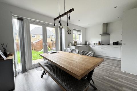 4 bedroom detached house for sale, Park Gate Court, Scissett HD8 9UZ