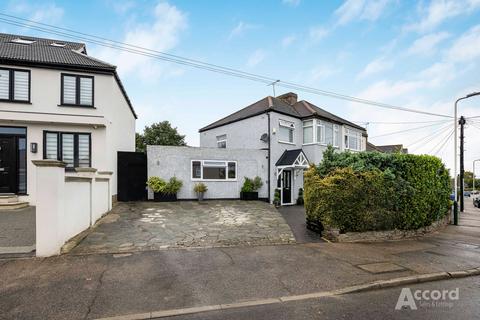 Lawns Way, Romford, RM5