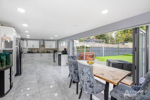 4 bedroom semi-detached house for sale, Lawns Way, Romford, RM5