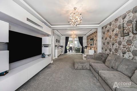 4 bedroom semi-detached house for sale, Lawns Way, Romford, RM5