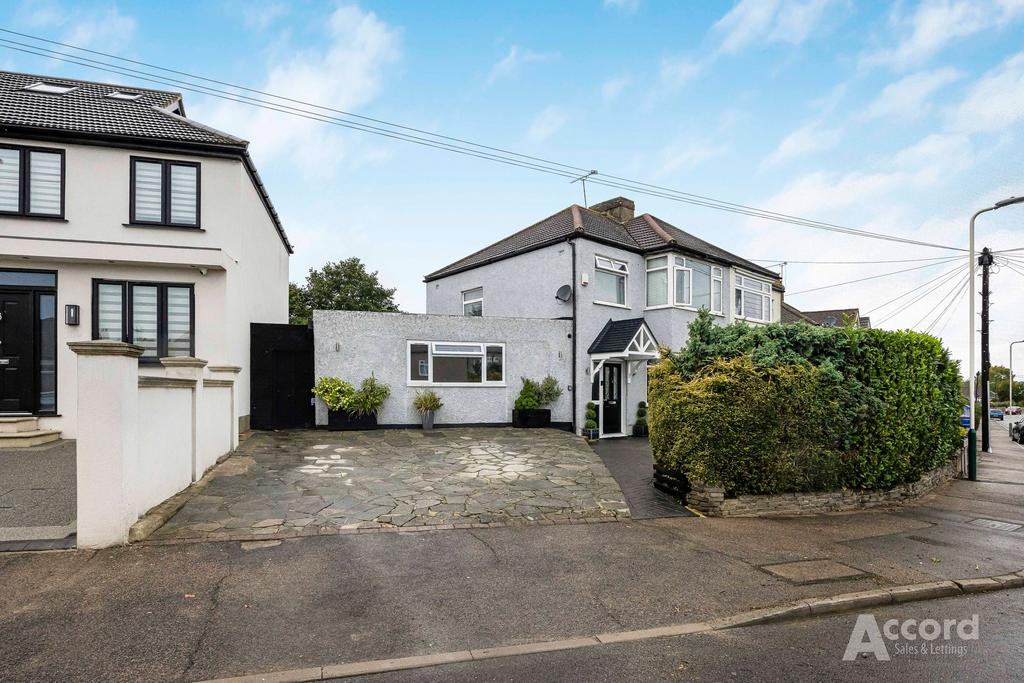 Detached house exterior, driveway