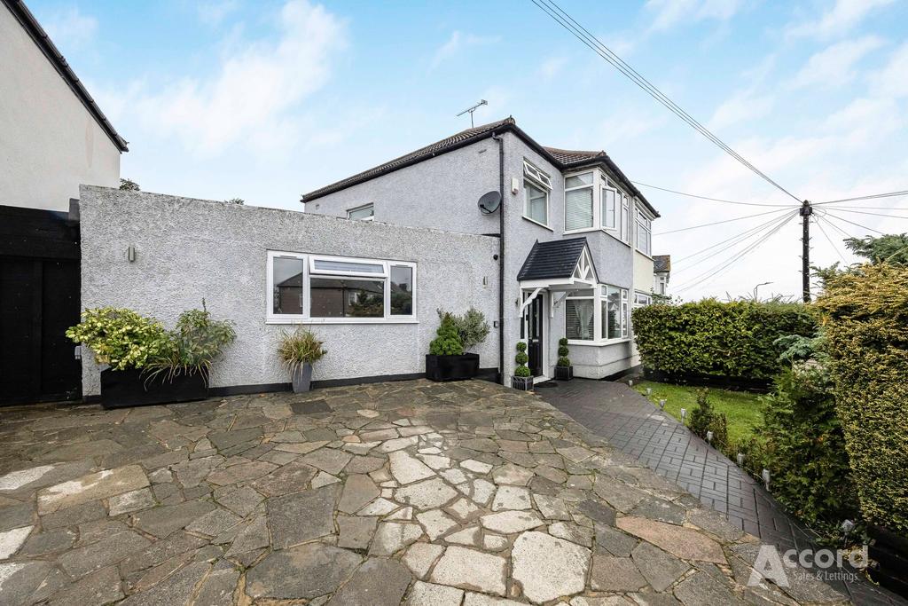 Detached house exterior, driveway