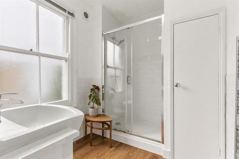 2 bedroom flat for sale, Treport Street, London