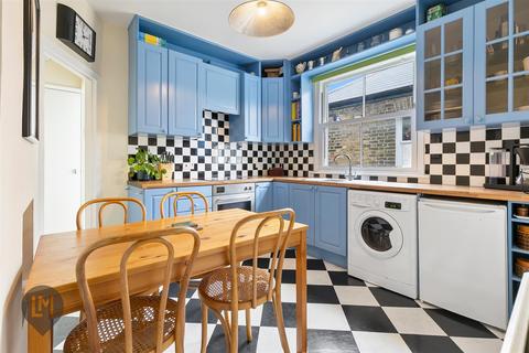 2 bedroom flat for sale, Treport Street, London