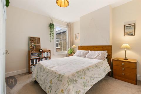 2 bedroom flat for sale, Treport Street, London