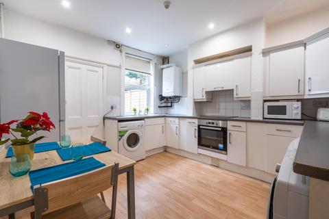 4 bedroom terraced house to rent, City Centre West Parade, Lincoln, LN1 1JX Student House - 26/27