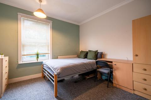 4 bedroom terraced house to rent, City Centre West Parade, Lincoln, LN1 1JX Student House - 26/27
