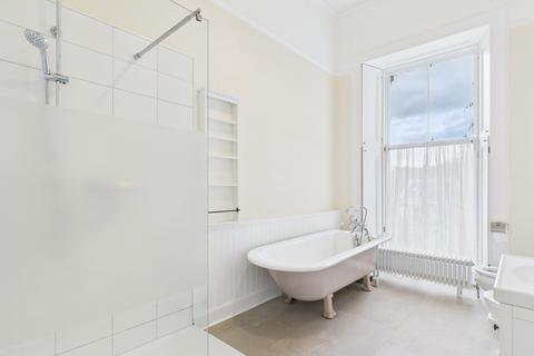3 bedroom apartment to rent, Hamilton Drive, Glasgow G12