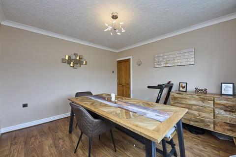 11 Dovedale Drive, Standish, Wigan, WN6 0LQ