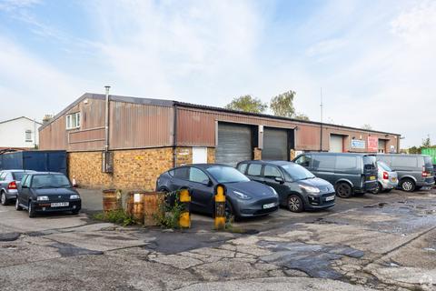 Warehouse to rent, Waterside Close Faversham ME13 7DZ