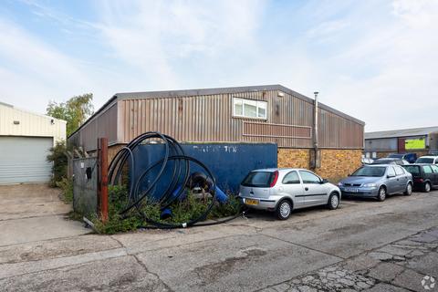 Warehouse to rent, Waterside Close Faversham ME13 7DZ