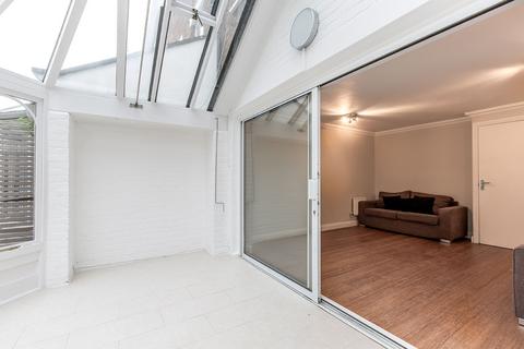 4 bedroom ground floor flat to rent, 43 Salisbury Place Langton Road