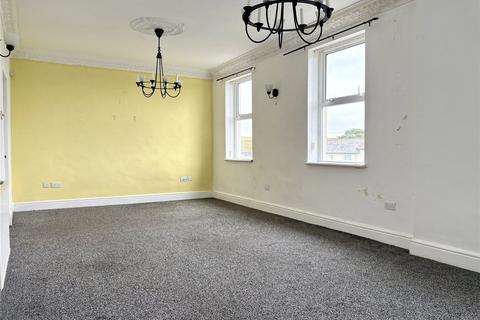 8 Arncliffe Rise, Oldham, OL4 2LZ