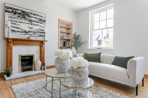 2 bedroom flat to rent, Tron Square, Old Town, Edinburgh, EH1