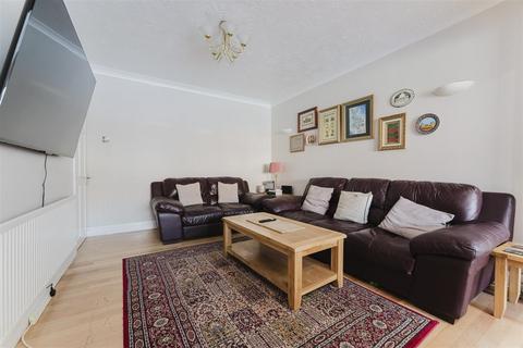 undefined, Great West Road, Hounslow TW5