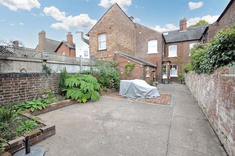 undefined, Kings Avenue, Stone