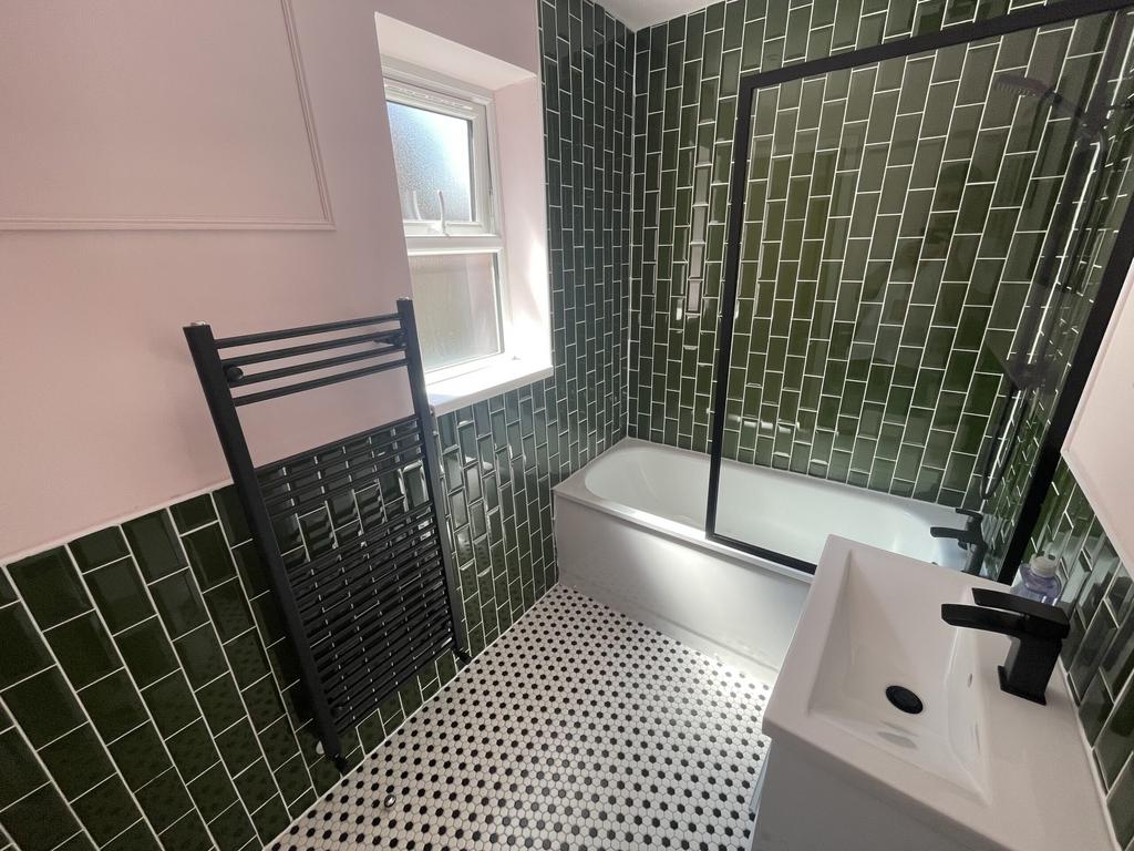 62 Park Street - Bathroom(2).jpeg