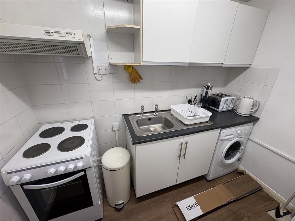 Kitchen 2.jpeg