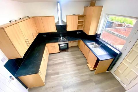 3 bedroom terraced house to rent, Whiteacre Road, Ashton Under Lyne,