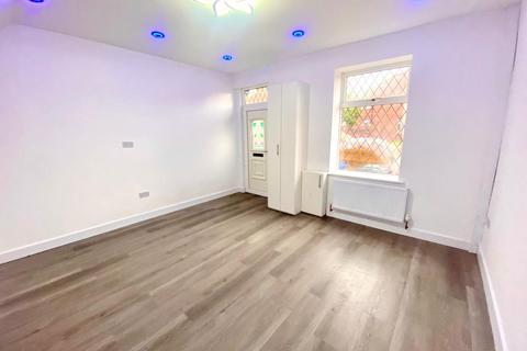 3 bedroom terraced house to rent, Whiteacre Road, Ashton Under Lyne,