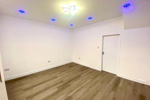 3 bedroom terraced house to rent, Whiteacre Road, Ashton Under Lyne,