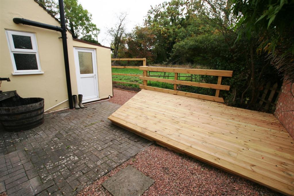 Ferncottage,deckingarea.JPG