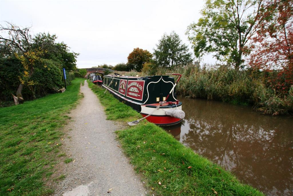 Ferncottage,boats.JPG