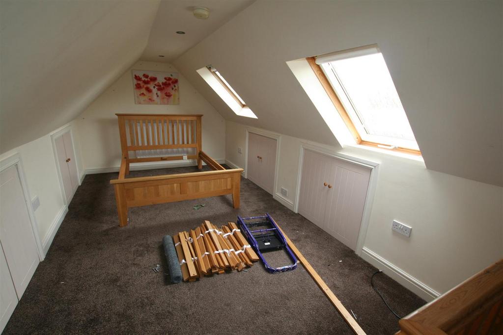 Farncottage,garageupstairs.JPG