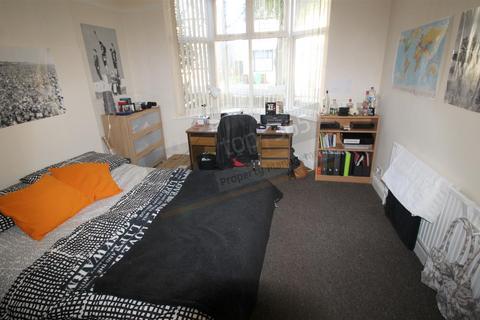 4 bedroom terraced house to rent, *£135pppw Excluding Bills* Harlaxton Drive, NOTTINGHAM NG7