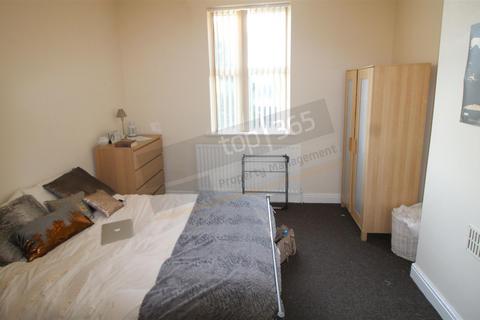 4 bedroom terraced house to rent, *£135pppw Excluding Bills* Harlaxton Drive, NOTTINGHAM NG7