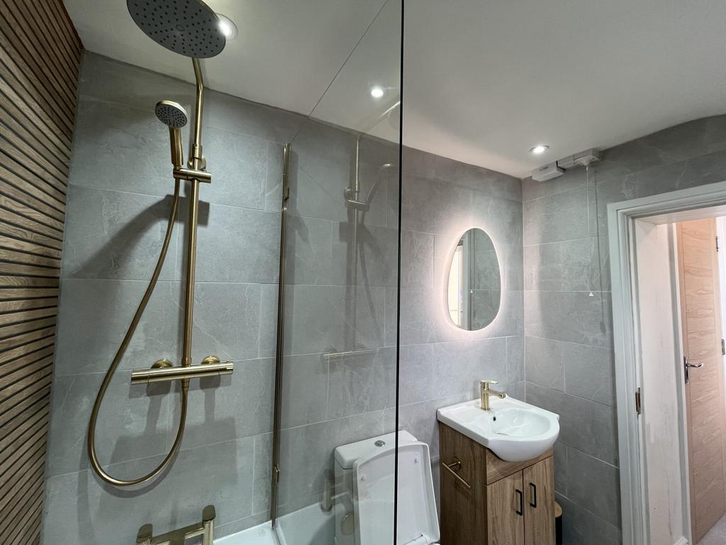 5 Victoria Terrace - Bathroom.jpg