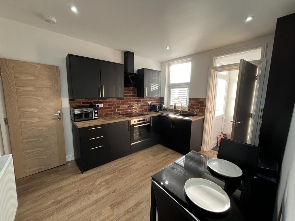 5 Victoria Terrace - Kitchen (1).jpg