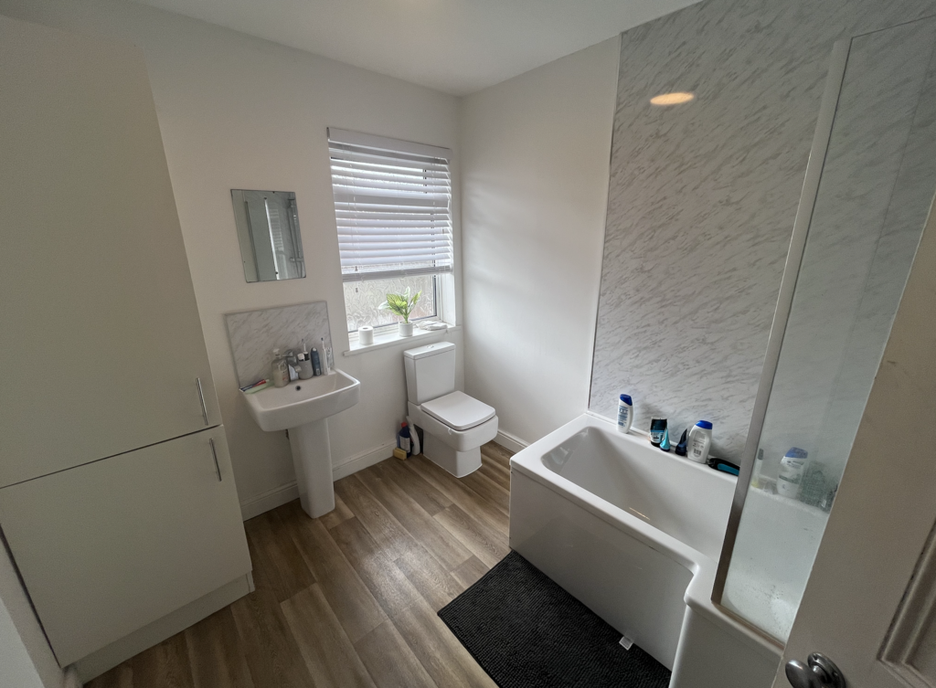 1 Scorer Street - Bathroom.png
