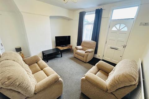 Meanwood Road, Meanwood, Leeds, LS6 4AW