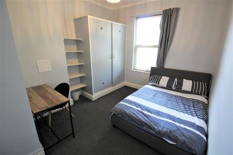 3 bedroom apartment to rent, Kelso Road, Hyde Park, Leeds, LS2 9PR