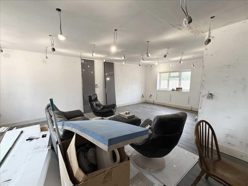 Lounge / Dining Area